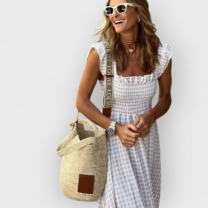 Belle | Lange jurk met ruitjes, sierlijke ruches en elastisch smokwerk